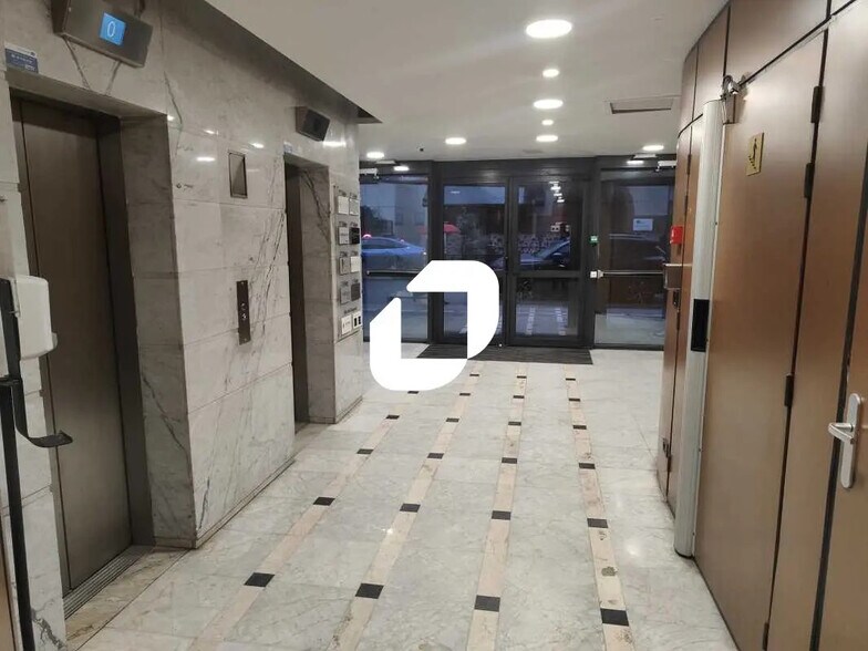 Office in Levallois-Perret to rent - Lobby - Image 2 of 8