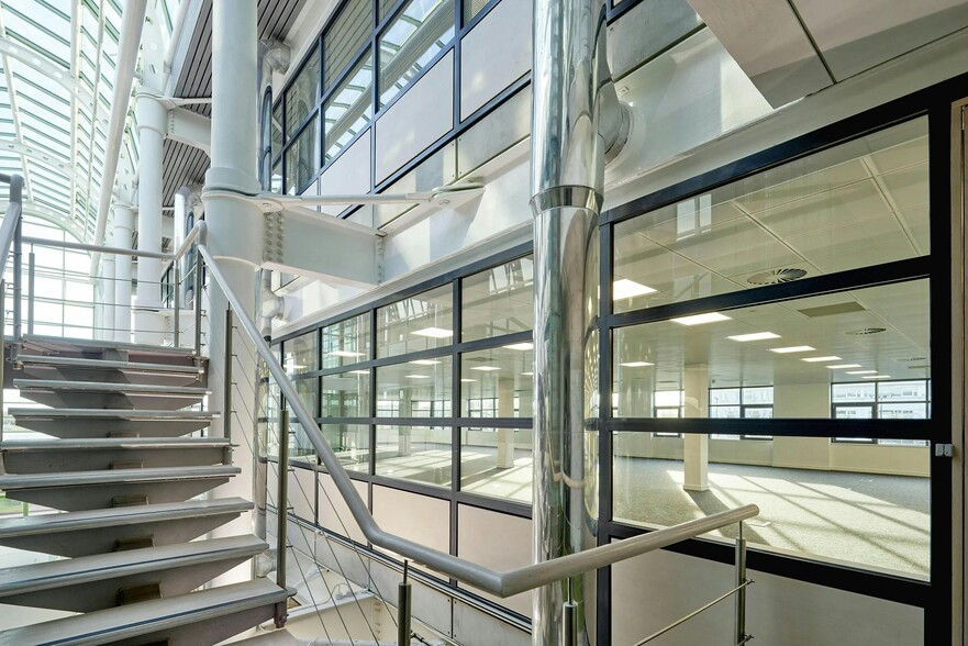 Imperial Way, Reading to rent - Building Photo - Image 2 of 3