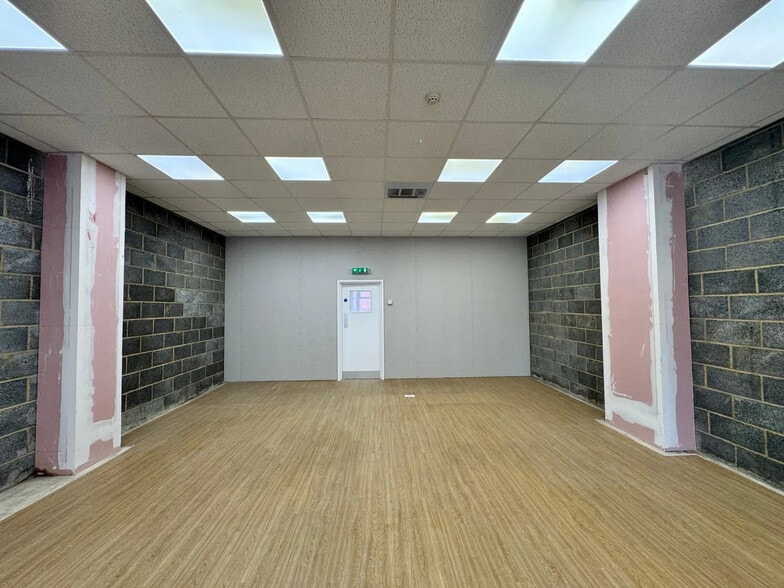 48-52 Wedgewood St, Aylesbury to rent - Building Photo - Image 3 of 13
