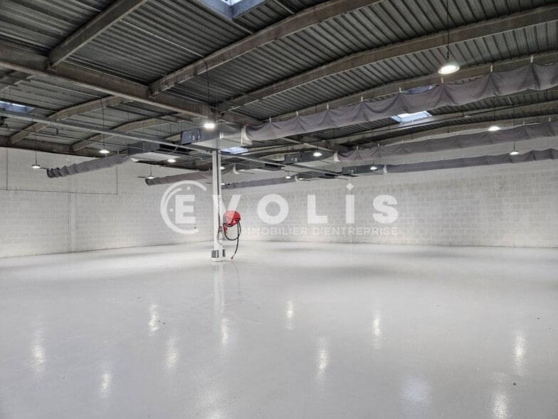 Light Industrial in Massy to rent - Interior Photo - Image 2 of 23