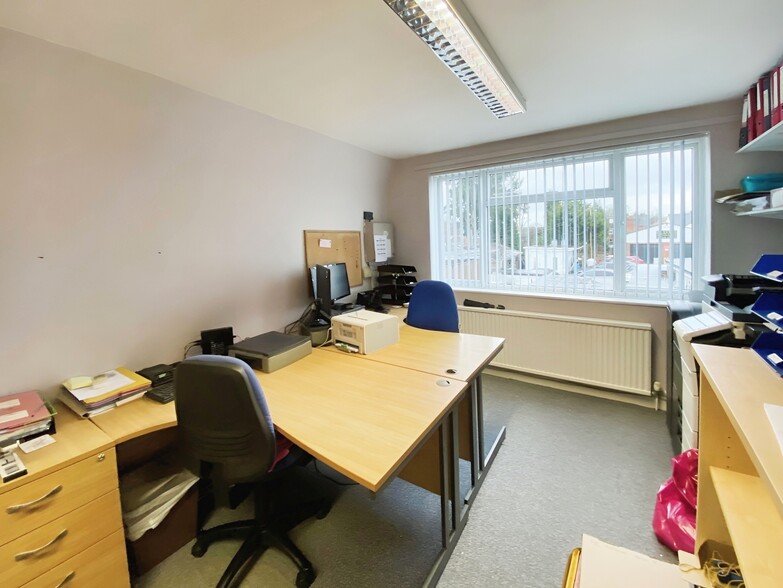 16-16A Norcot Rd, Reading for sale - Interior Photo - Image 2 of 8