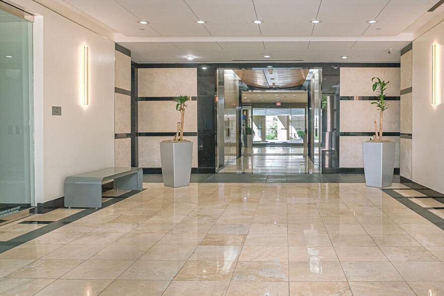 1900 St James Pl, Houston, TX to rent - Building Photo - Image 2 of 6