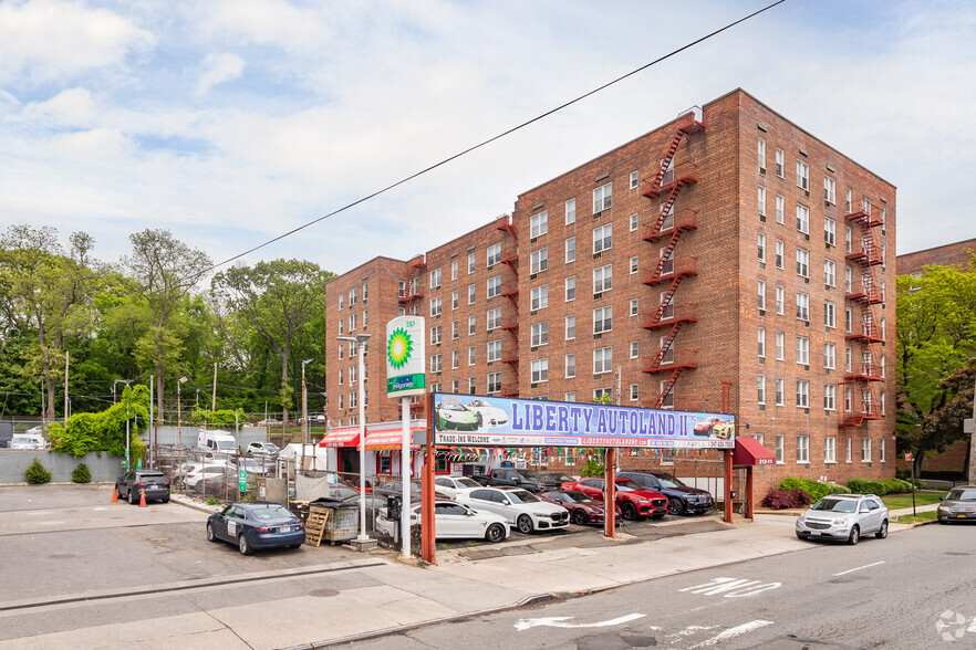 21211 Hillside Ave, Queens Village, NY for rent - Building Photo - Image 1 of 16