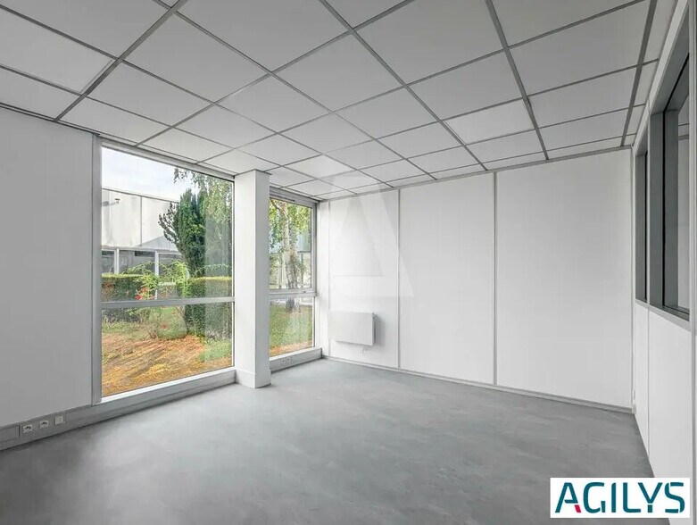 Light Industrial in to rent - Interior Photo - Image 2 of 12