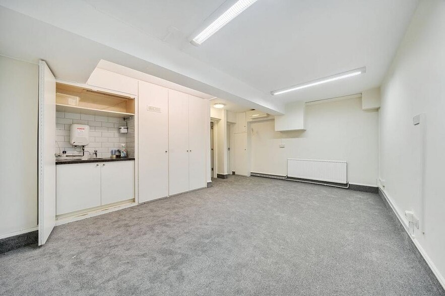 5-6 Bartholomew Pl, London to rent - Interior Photo - Image 3 of 23