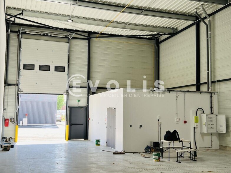 Light Industrial in Savigny-le-Temple to rent - Interior Photo - Image 2 of 7