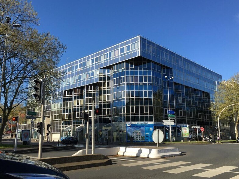 Office in Évry-Courcouronnes for sale - Building Photo - Image 1 of 4