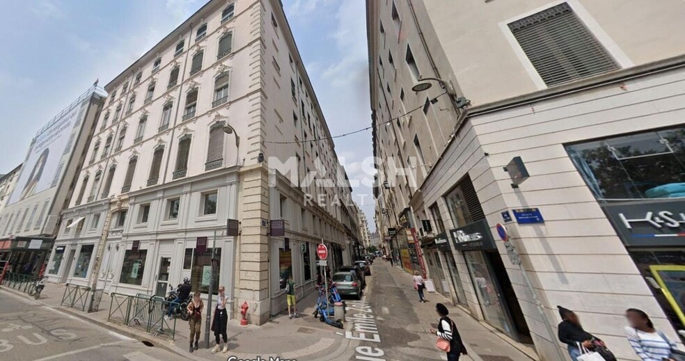 Retail in Lyon to rent - Building Photo - Image 2 of 5