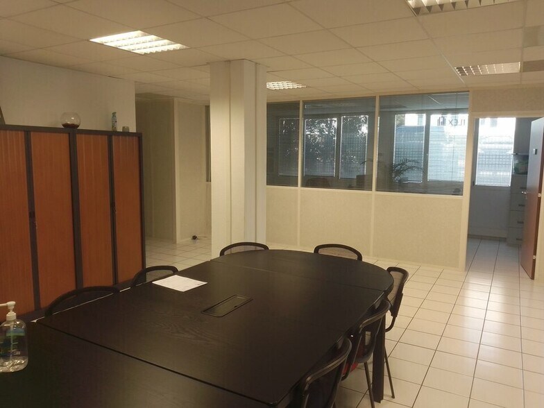 Office in Marseille to rent - Interior Photo - Image 2 of 18