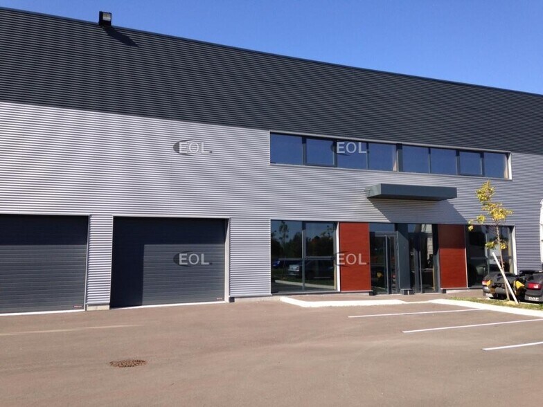 Industrial in Élancourt to rent - Building Photo - Image 2 of 2