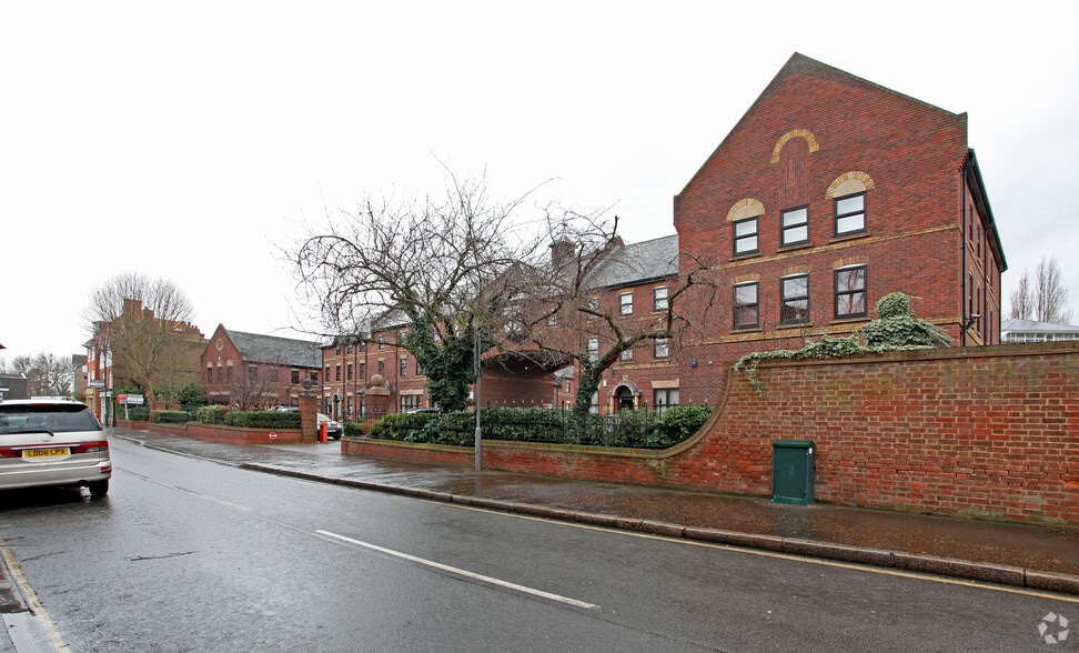 High St, Hampton to rent - Building Photo - Image 3 of 6