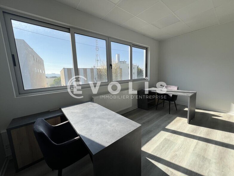 Office in Neuilly-sur-Marne to rent - Interior Photo - Image 3 of 8