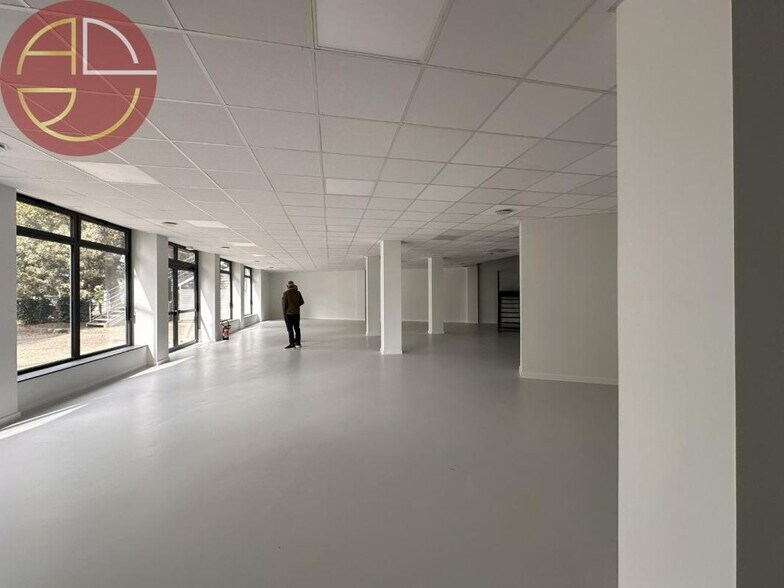 Retail in Labège to rent - Interior Photo - Image 2 of 10