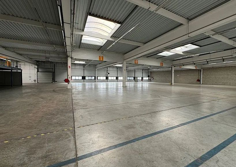 Industrial in Ferrières-en-Brie to rent - Building Photo - Image 2 of 7