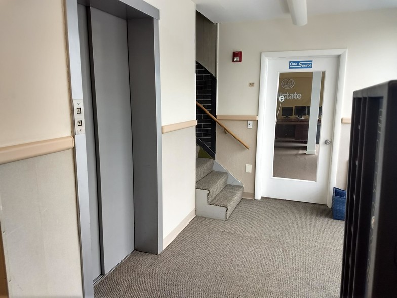 24 Danbury Rd, Wilton, CT to rent - Lobby - Image 3 of 12