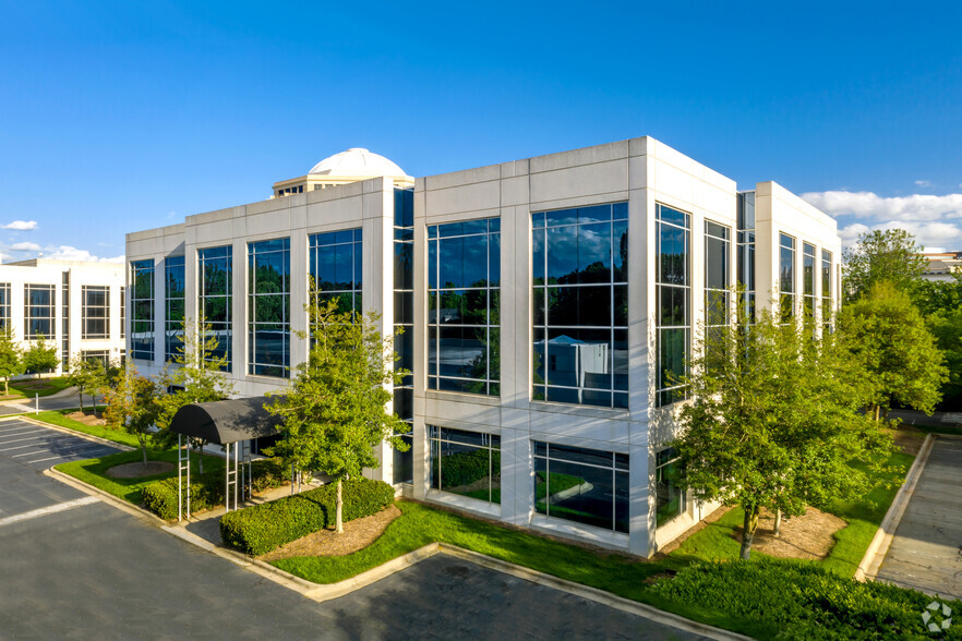 5935 Carnegie Blvd, Charlotte, NC for rent - Building Photo - Image 1 of 9