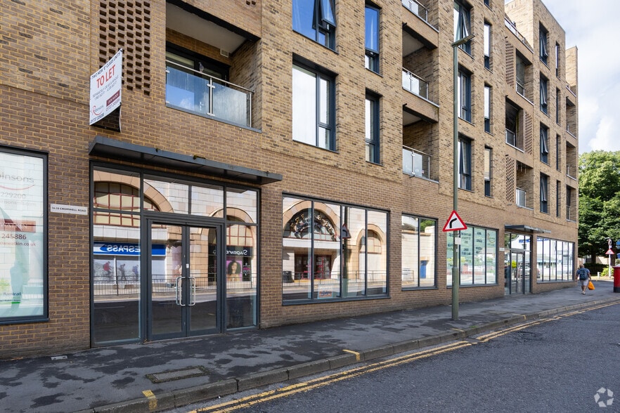 16-22 Cromwell Rd, Redhill to rent - Building Photo - Image 3 of 4