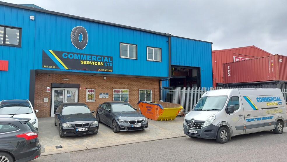 3 Lamson Rd, Rainham to rent - Building Photo - Image 3 of 4