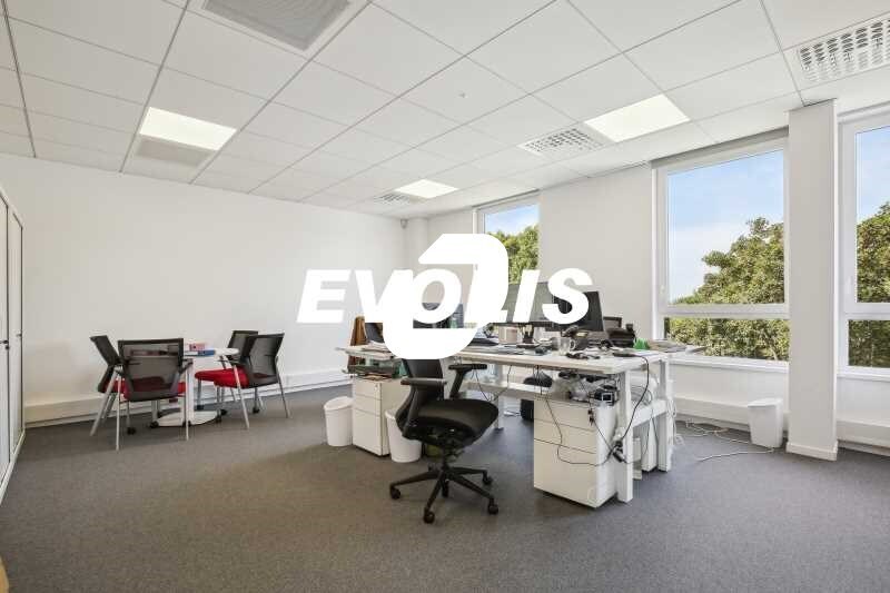 Office in Tremblay-en-France to rent - Building Photo - Image 2 of 14