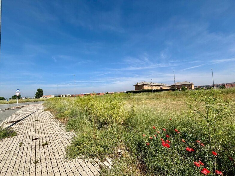 Calle Diente de León, Ávila, Ávila for sale - Primary Photo - Image 2 of 11