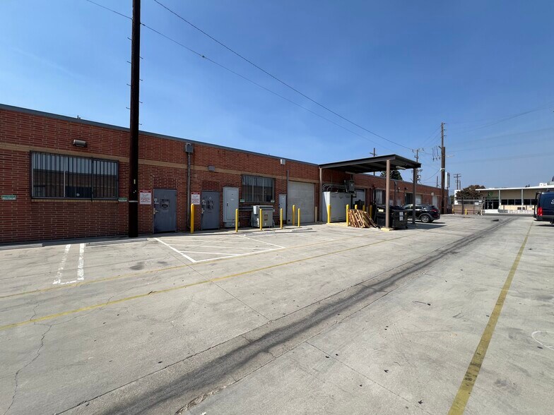 13060 Saticoy St, North Hollywood, CA for rent - Building Photo - Image 3 of 17