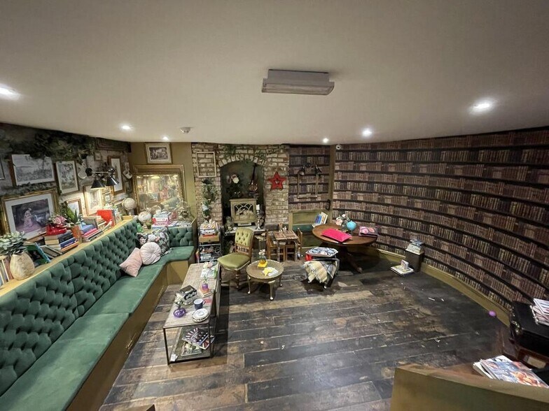 94 Eastgate St, Gloucester to rent - Building Photo - Image 2 of 8