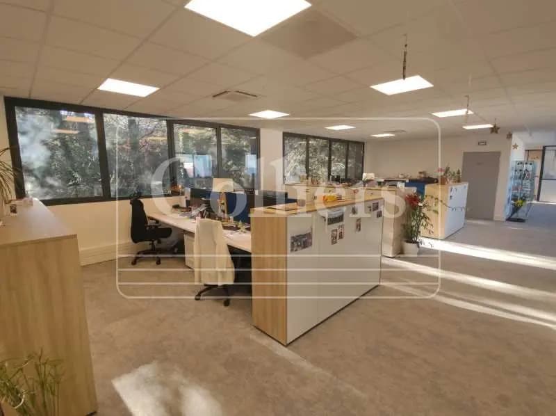 Office in Aix-en-Provence to rent Building Photo- Image 1 of 11