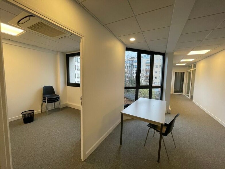 Office in Clichy to rent - Interior Photo - Image 2 of 11