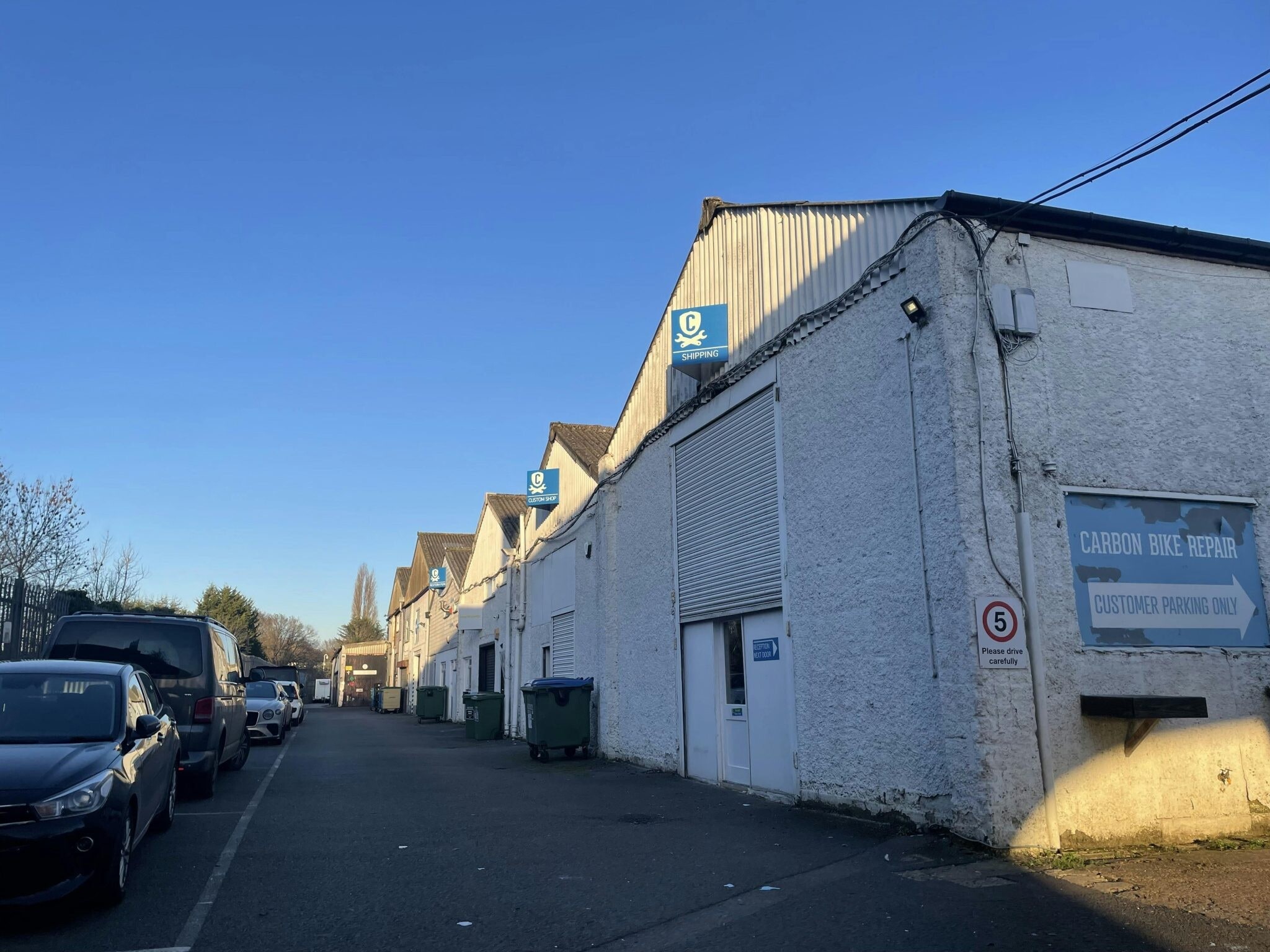 Kingston Rd, Leatherhead to rent Building Photo- Image 1 of 3