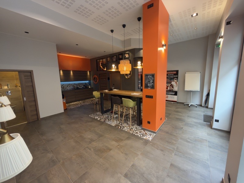 Retail in Lyon 06 to rent Interior Photo- Image 1 of 5