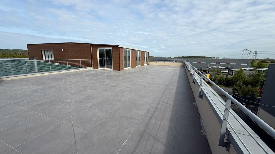 Office in Viarmes to rent - Building Photo - Image 2 of 7