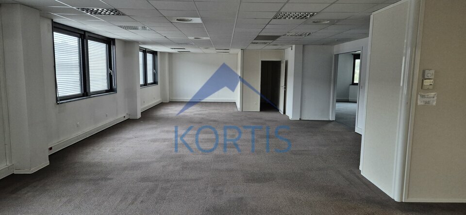 6 Rue De Bretagne, Saint-Quentin-Fallavier to rent - Interior Photo - Image 1 of 6