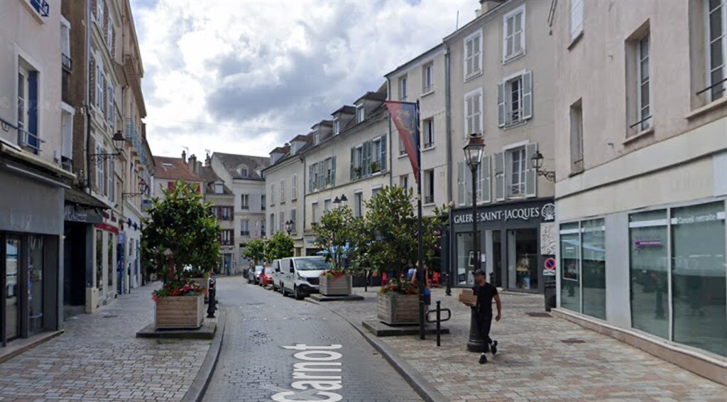 Retail in Melun to rent Building Photo- Image 1 of 3