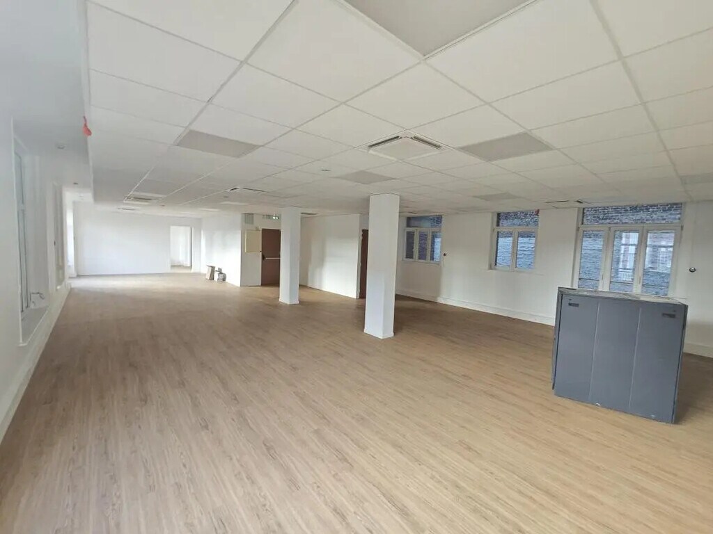 Location Bureaux 145 m² - Photo 1