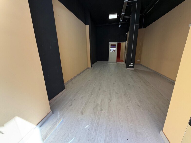 Retail in Sabadell, Barcelona to rent - Building Photo - Image 2 of 5