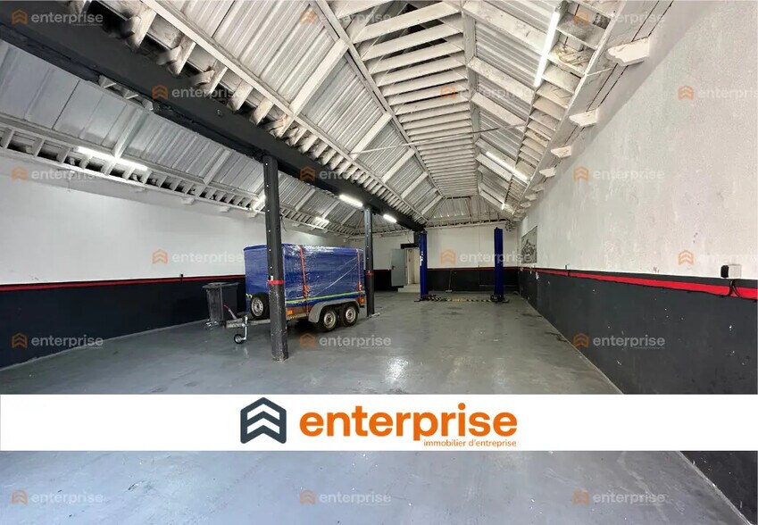 Light Industrial in Roubaix to rent - Interior Photo - Image 1 of 4