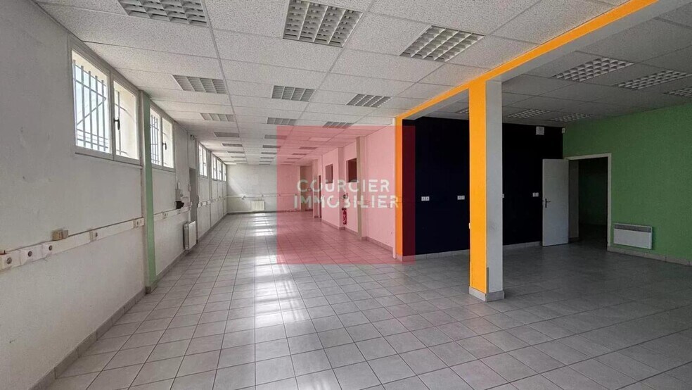 29 Rue De Rodon, Le Mesnil-Saint-Denis for sale - Interior Photo - Image 1 of 21