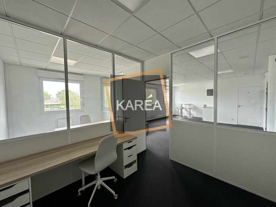 Office in Magny-le-Hongre to rent Interior Photo- Image 1 of 6
