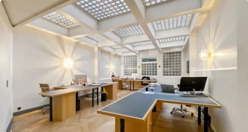 Retail in Paris to rent - Interior Photo - Image 2 of 6