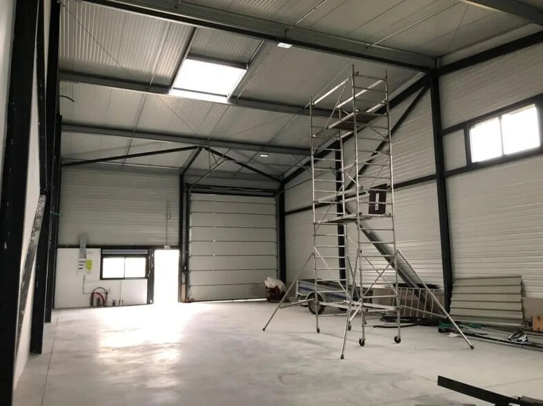 Industrial in Bezons to rent - Interior Photo - Image 1 of 11