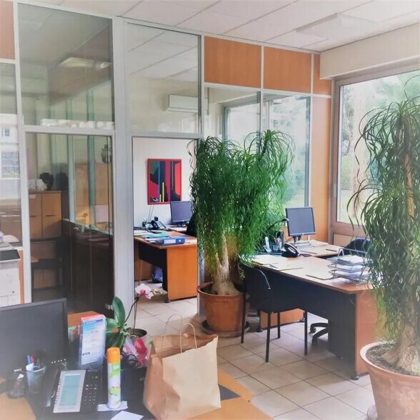 Office in Marseille for sale - Interior Photo - Image 3 of 4