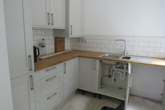 188 Beacon Hill Rd, Fleet to rent Interior Photo- Image 2 of 3