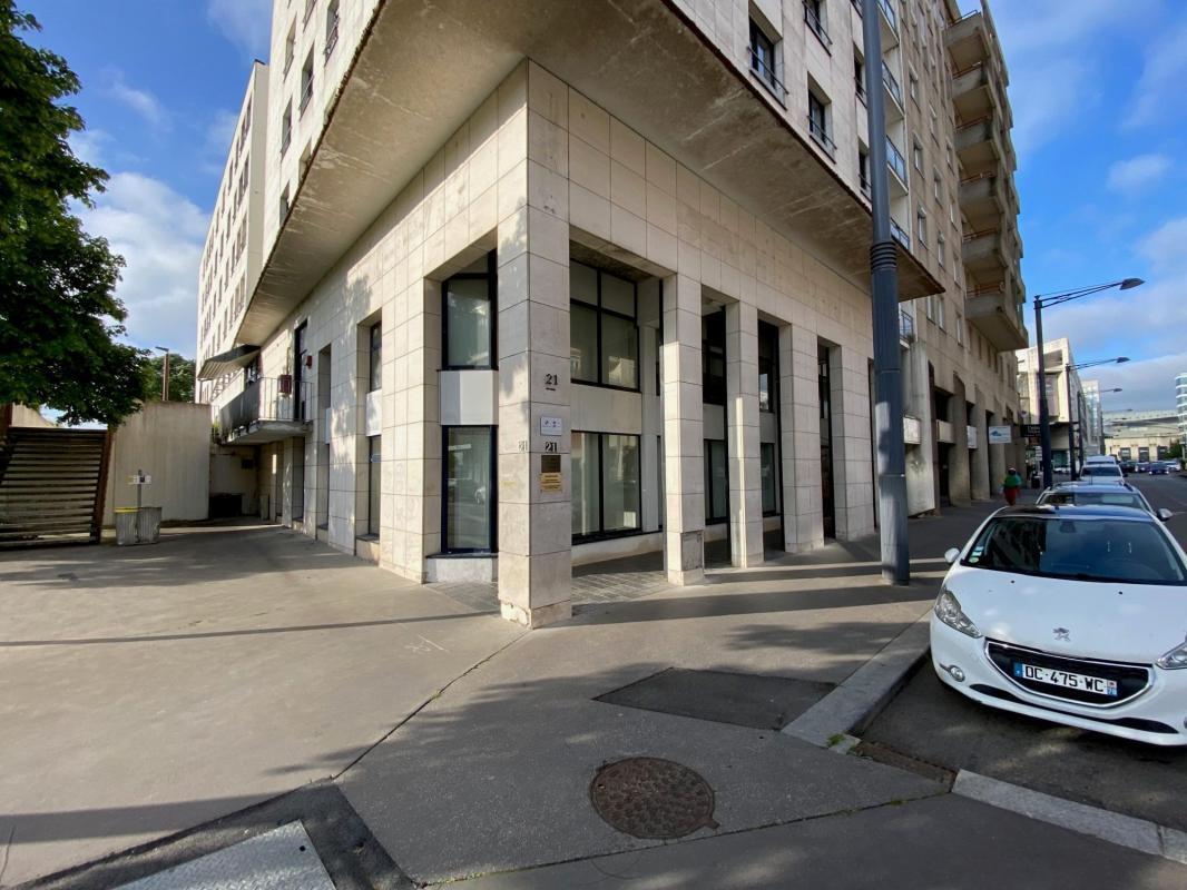 21 Avenue Du Centre, Montigny-le-Bretonneux to rent Building Photo- Image 1 of 14