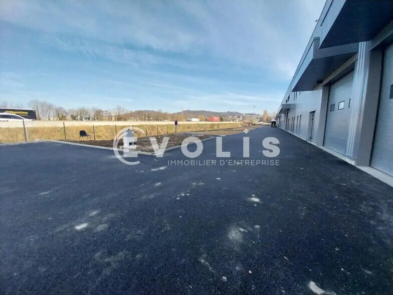 Light Industrial in Bourgoin-Jallieu for sale - Building Photo - Image 3 of 17