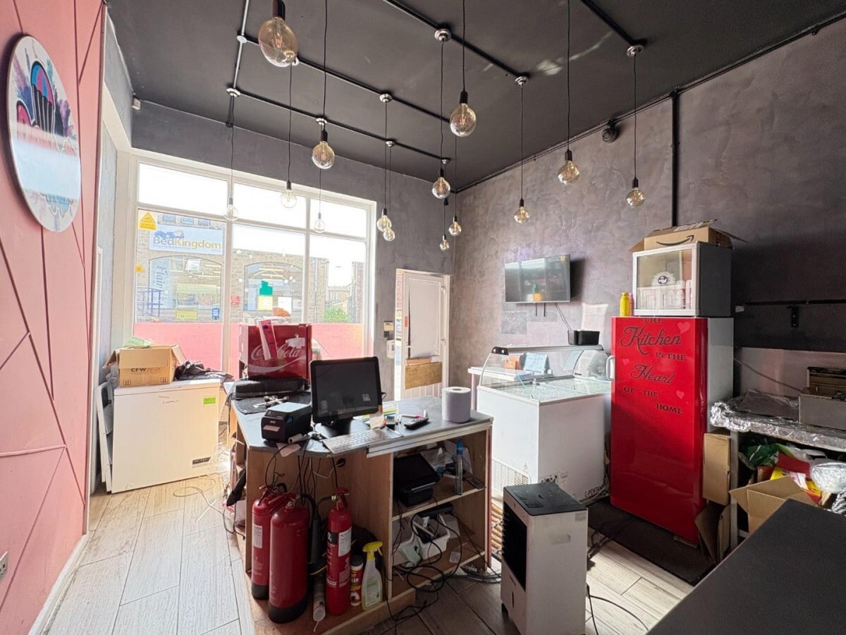 1 Oldfield Ln, Heckmondwike to rent Interior Photo- Image 1 of 6