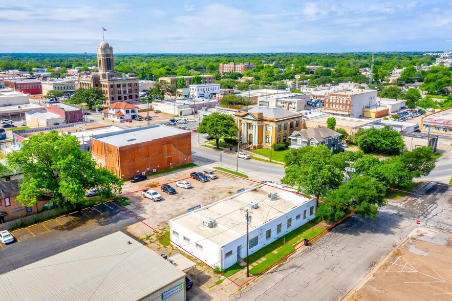 214 N Caddo St, Cleburne, TX for sale - Primary Photo - Image 1 of 38