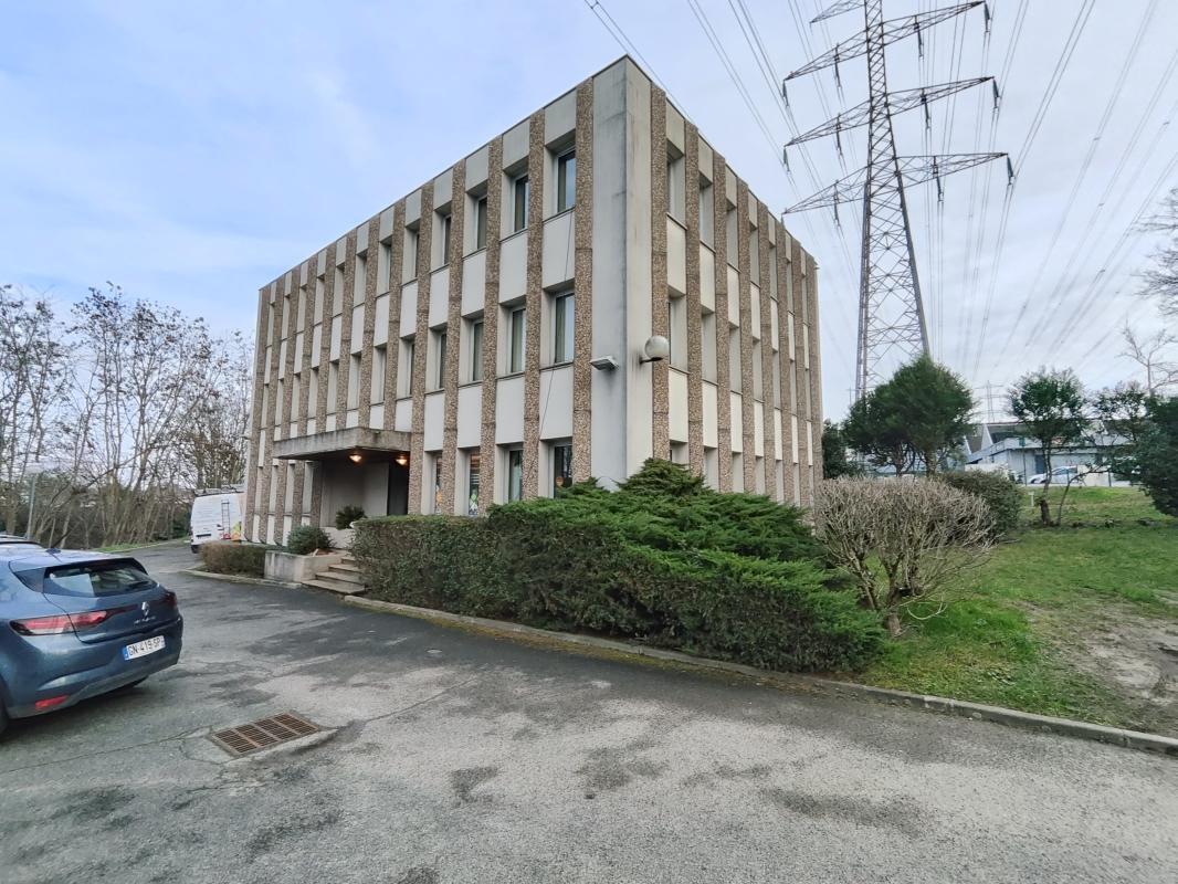 4 Rue Maryse Bastié, Igny to rent Building Photo- Image 1 of 9