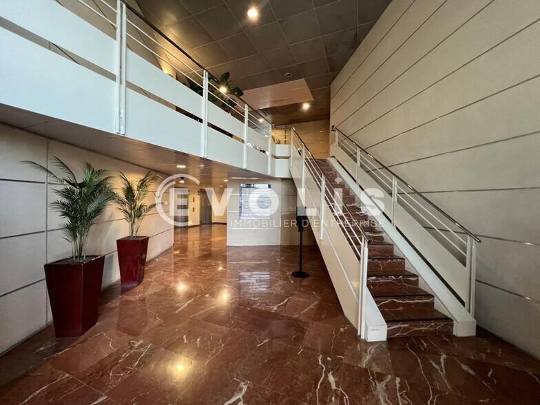 9-10 Porte De Neuilly, Noisy-le-Grand to rent - Building Photo - Image 3 of 14