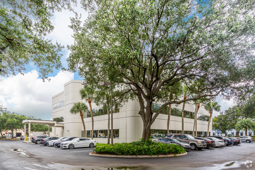 14361 Commerce Way, Miami Lakes, FL for rent - Building Photo - Image 3 of 18