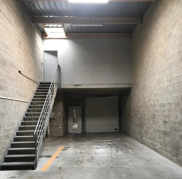 Light Industrial in Ozoir-la-Ferrière to rent - Interior Photo - Image 3 of 4
